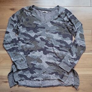 Maurcies Women's Gray Camouflage Sweater Size M